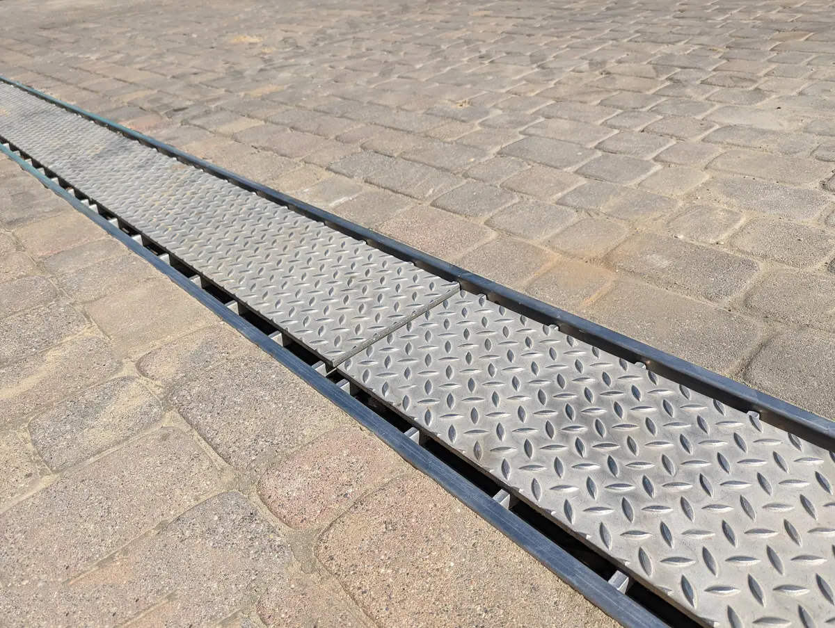 Canal de drainage en acier inoxydable avec couvercle strié pour l'architecture de jardin