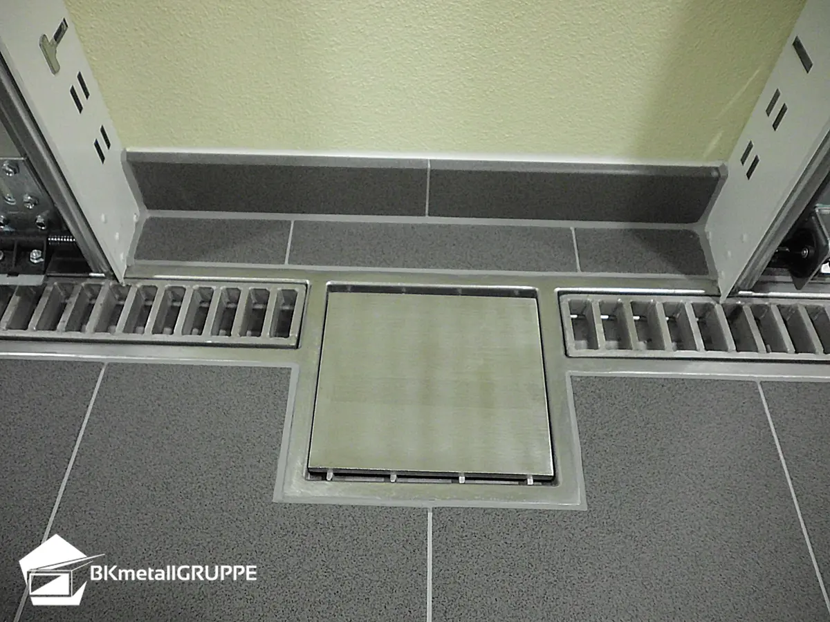 Canal de drainage de garage avec couvercle à échelle et regard avec couvercle en plaque