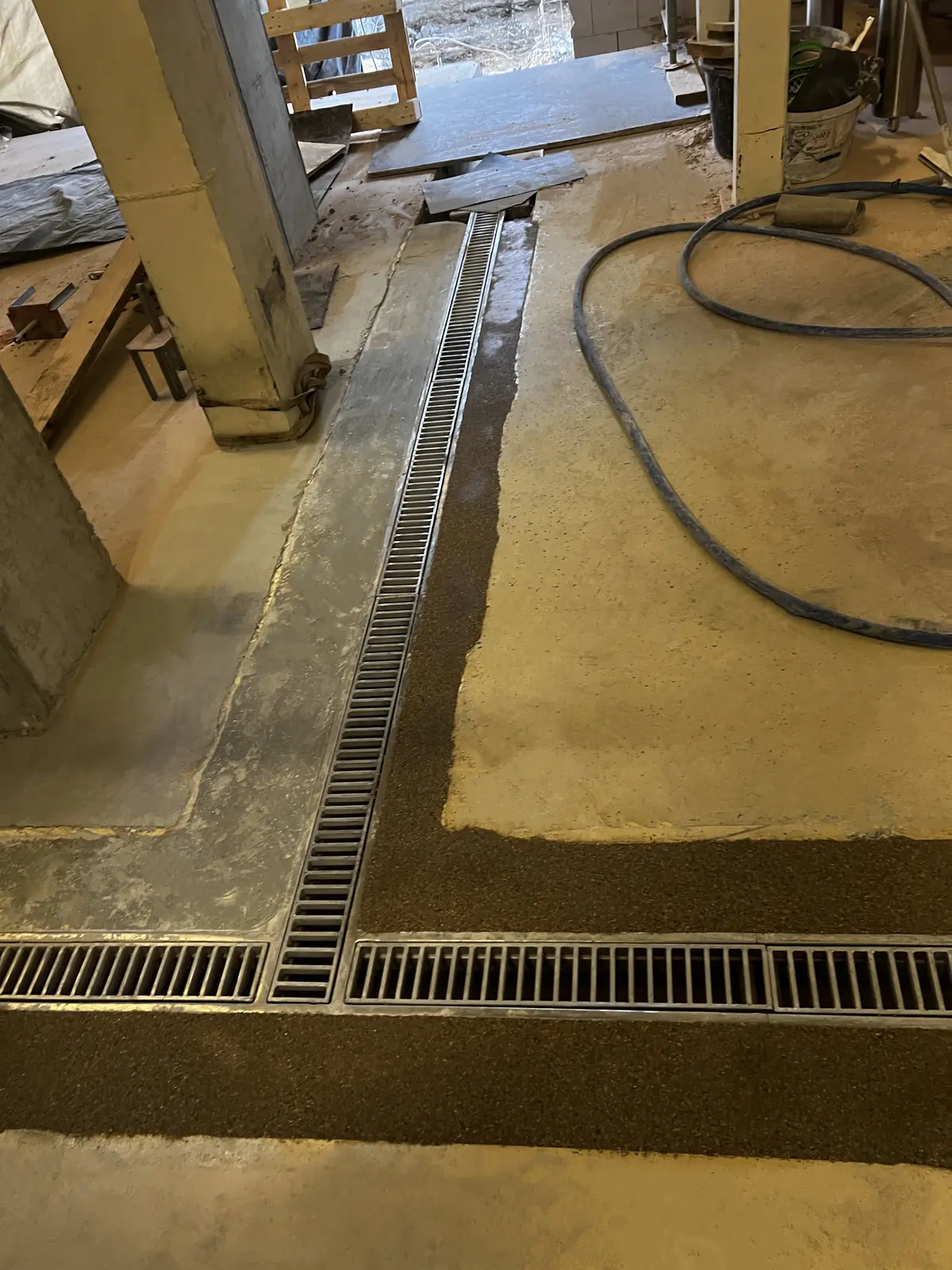 Installation d’un canal de drainage avec couvercles en échelle 25x8mm