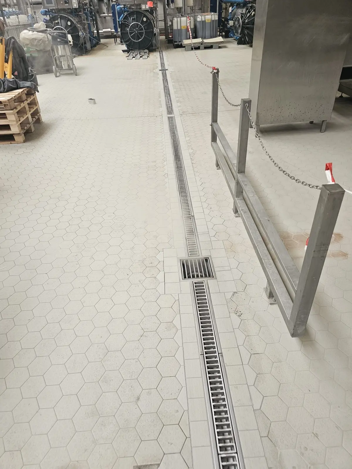 Rénovation de sols industriels avec carreaux de céramique et installation d’un canal de drainage - Brasserie