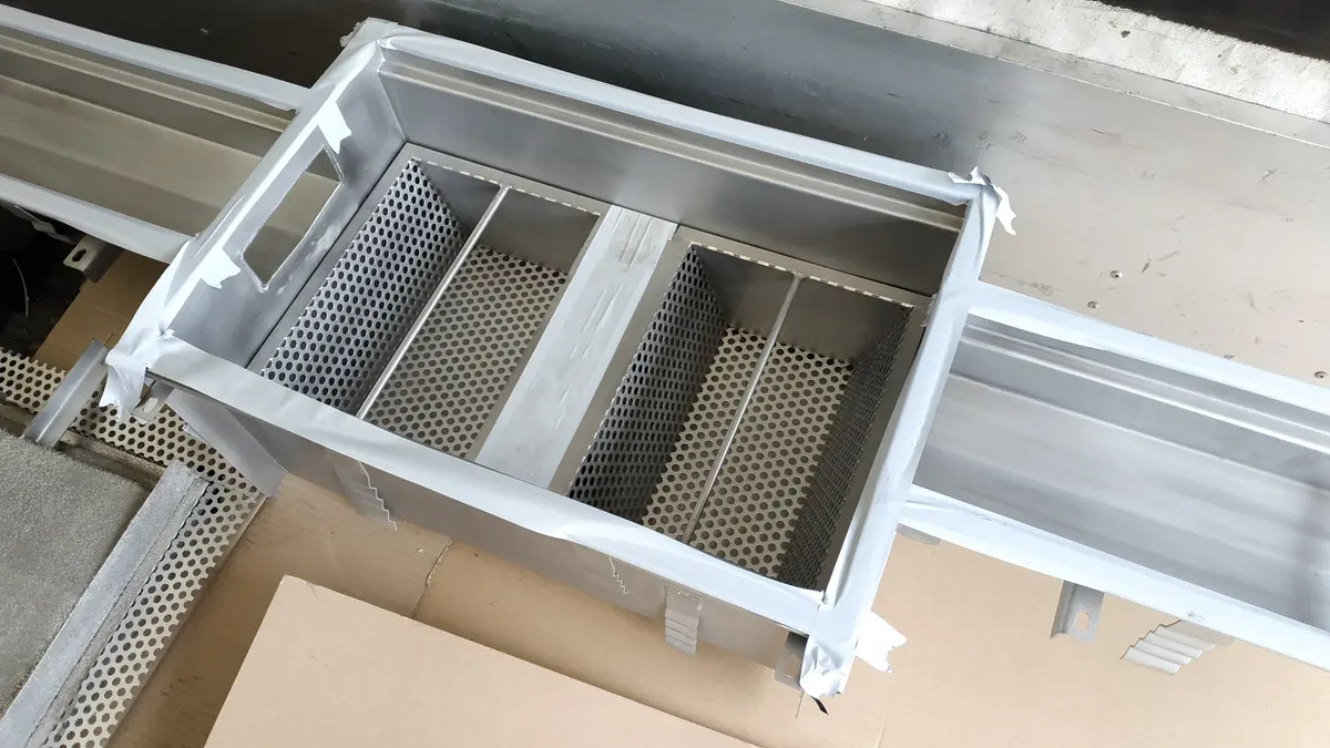 Canal de boîte en acier inoxydable avec réservoir et panier à sédiments agrandi