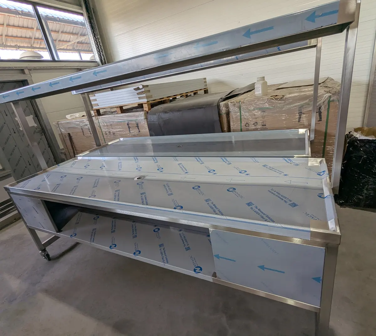 Table de travail en acier inoxydable avec étagères et éclairage
