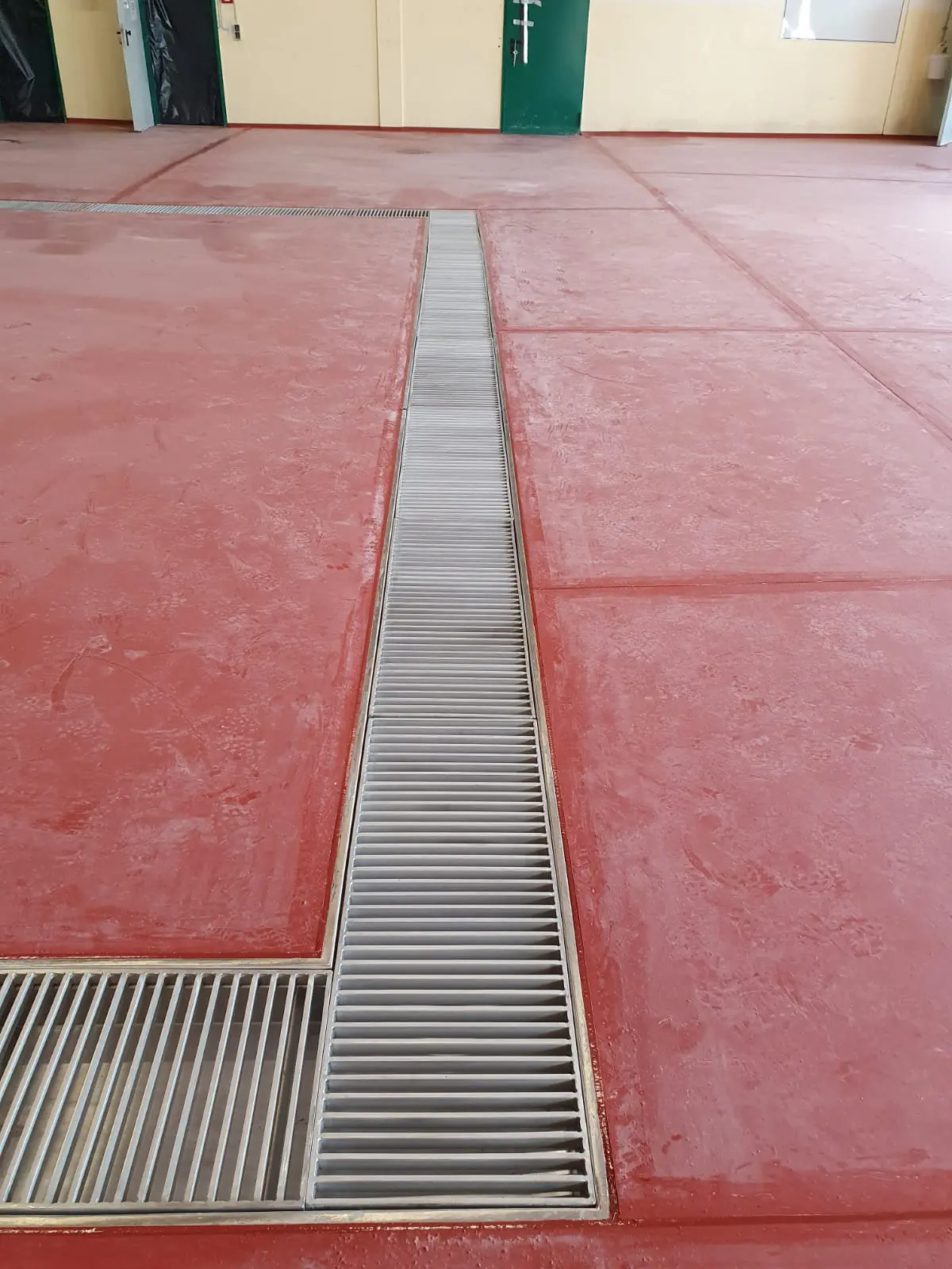 Canal de drainage industriel avec couverture en échelle