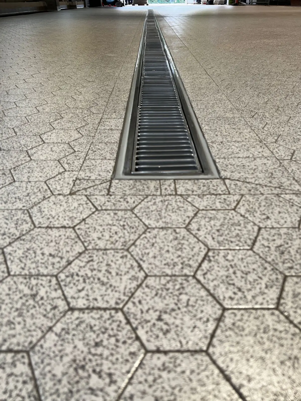 Caniveau de drainage de 200 mm de largeur avec couverture en échelle dans une brasserie allemande