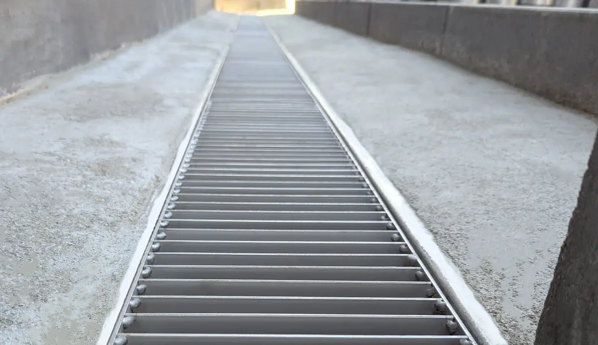 Caniveau de drainage en acier inoxydable avec couverture en échelle pour les espaces publics