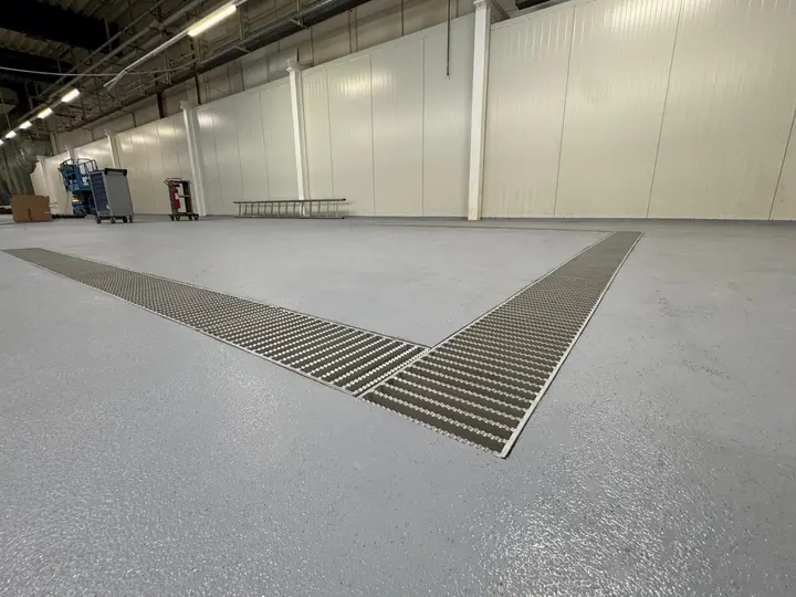 Caniveau de drainage de 300 mm de largeur avec couverture en grille échelle dans une usine pharmaceutique